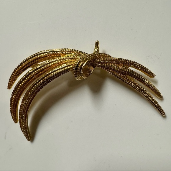 Monet Gold Crest Brooch - Picture 9 of 14